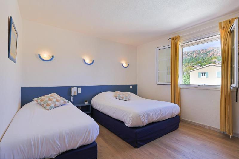 Twin Room image 3