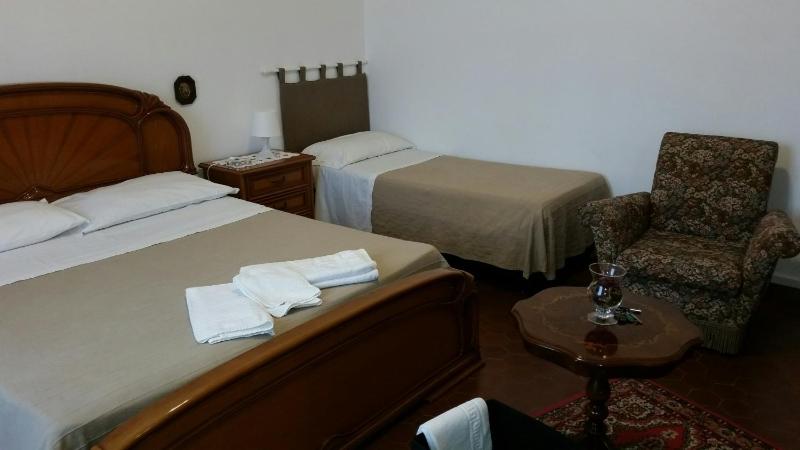 Triple Room with Shared Bathroom image 3