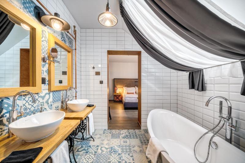 Deluxe Double Room with Bathtub image 2