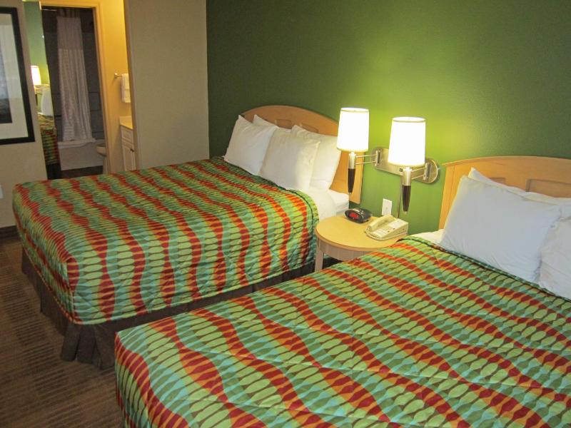 Deluxe Studio with Two Queen Beds - Disability Access/Non-Smoking image 4