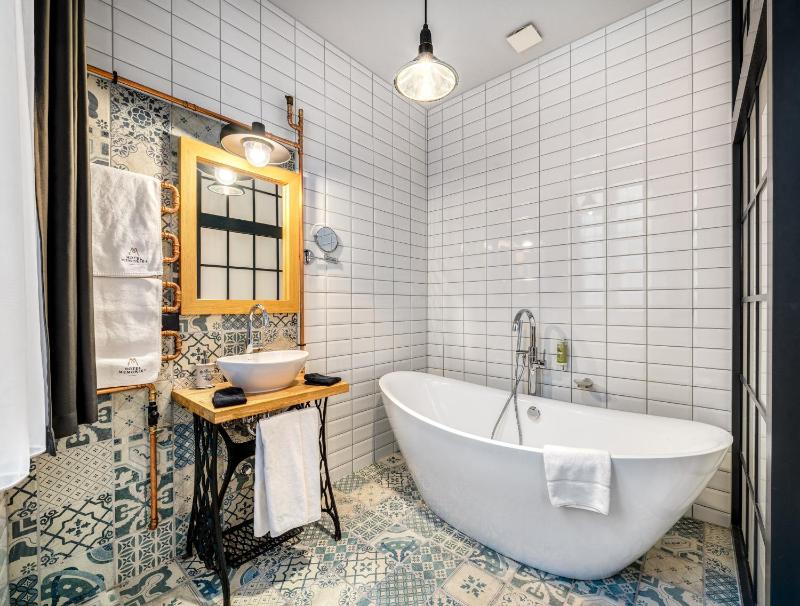 Deluxe Double Room with Bathtub image 1