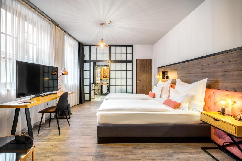 Deluxe Double Room with Bathtub image 3