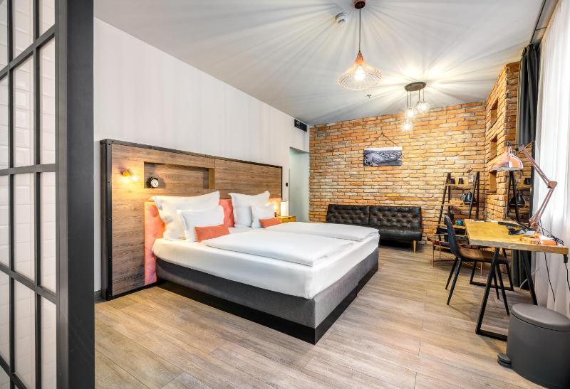 Deluxe Triple Room with Bathtub image 3