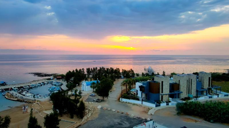 Sunrise Beachfront Villas - Villa 1 - image 9
