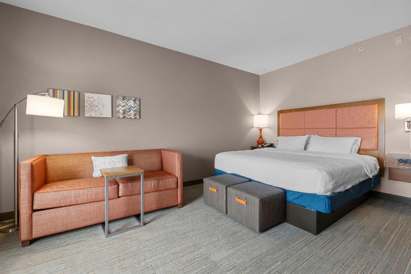King Room with Sofa Bed - Non-Smoking image 4