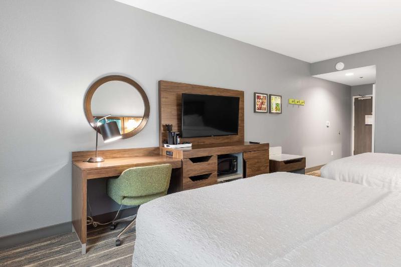 Queen Room with Two Queen Beds - Hearing Access/Non-Smoking image 4