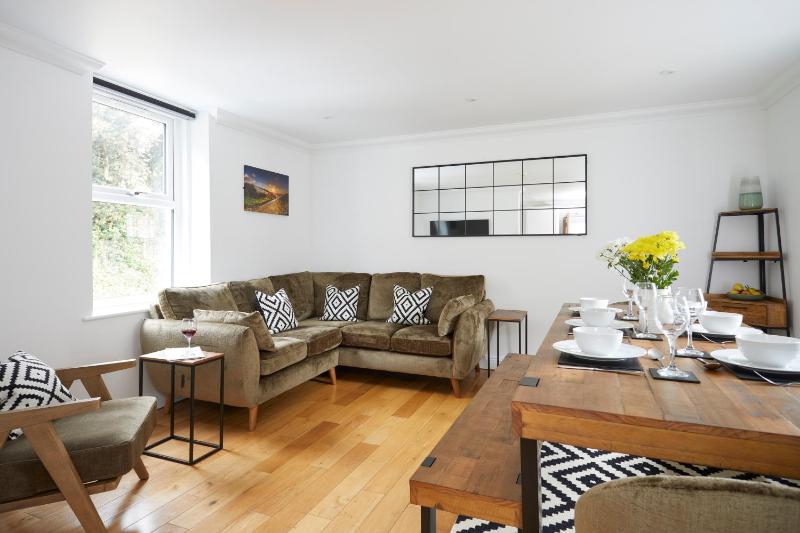 Four-Bedroom Apartment with Balcony and Spa Bath image 1