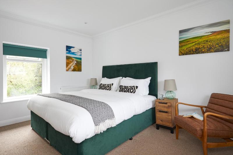 Four-Bedroom Apartment with Balcony and Spa Bath image 2