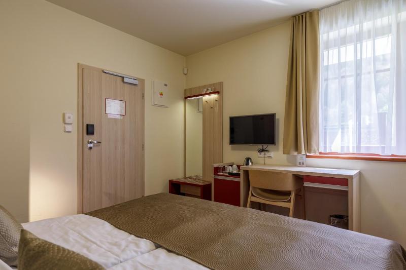 Standard Double Room image 3