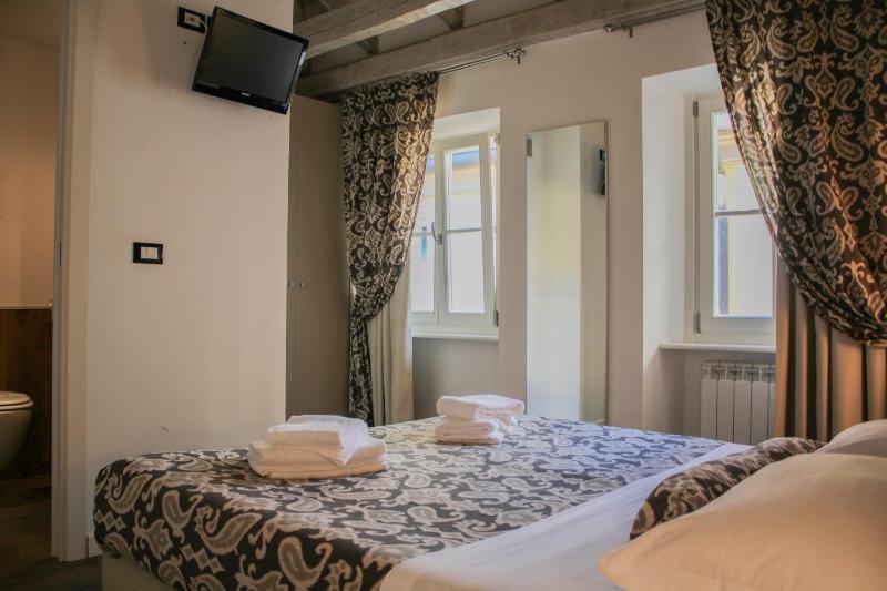 Double or Twin Room image 4