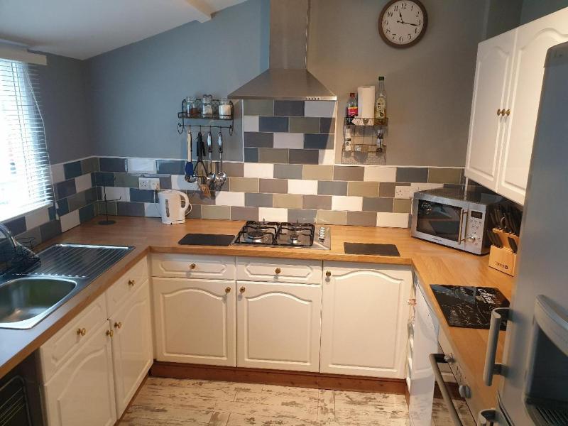Cosy 3-Bed House in Kidwelly Images