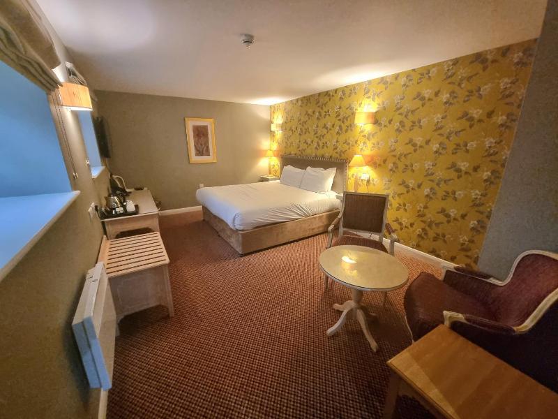 King Room with Roll-In Shower - Disability Access image 2