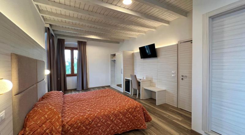 Queen Room with Lake View image 4