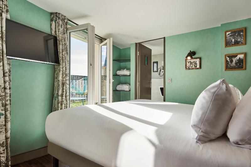 Double Room with Balcony image 1