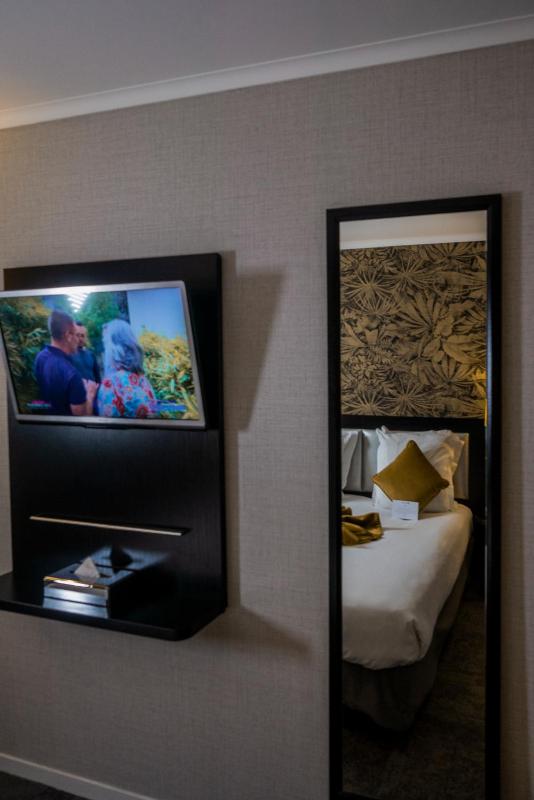 Superior King Room image 3