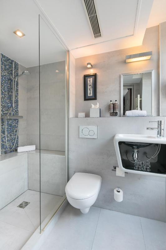 Double Room with Balcony image 2