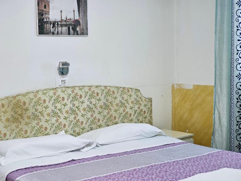 Double or Twin Room with Private Bathroom image 1