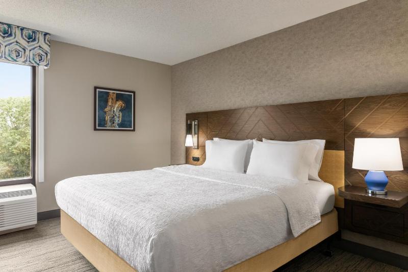 Queen Room with Roll-In Shower - Mobility Access/Non-Smoking image 4