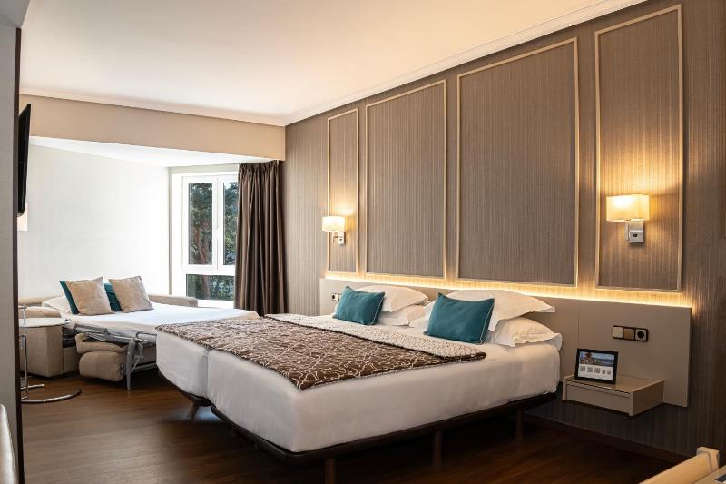 Standard Twin Room with Sofa and mountain view image 2