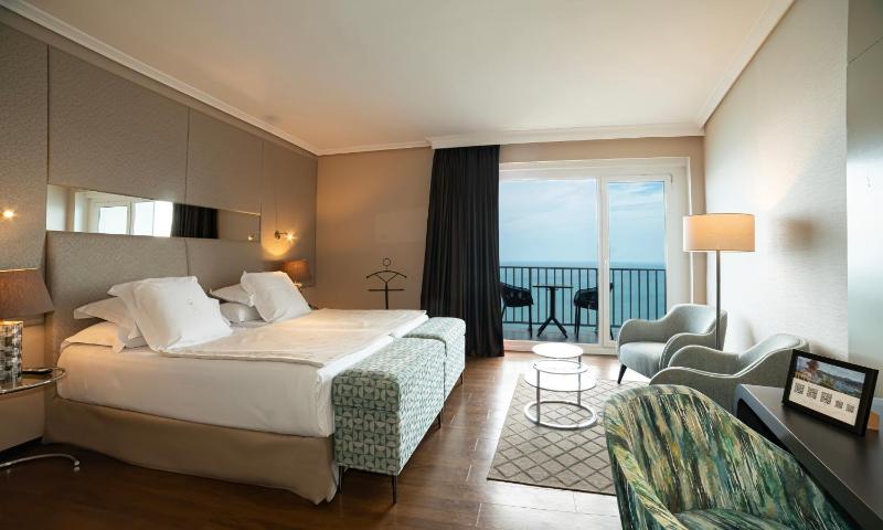 Premium Room with Sea View image 2