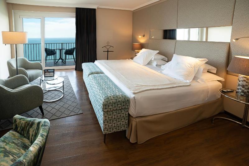 Premium Room with Sea View image 4