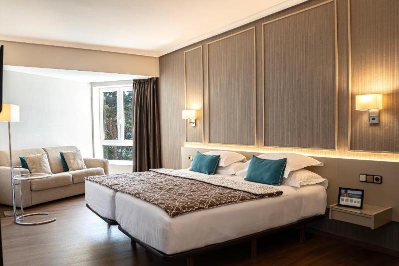 Standard Twin Room with Sofa and mountain view image 3