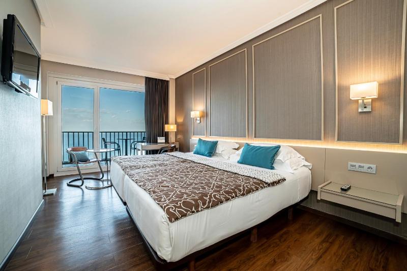 Standard Twin Room with Sea View image 3