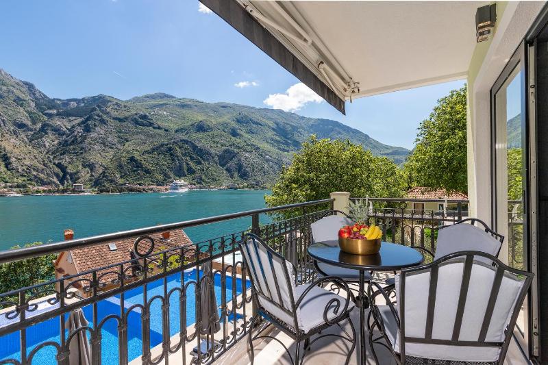 Two-Bedroom Apartment with Balcony and Sea View image 4