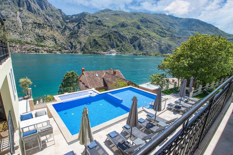 Two-Bedroom Apartment with Balcony and Sea View image 3