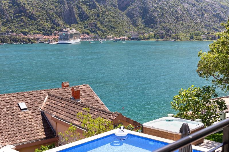 Two-Bedroom Apartment with Balcony and Sea View image 2
