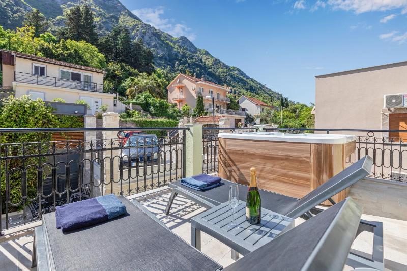 One - Bedroom Apartment with Balcony and Partial Sea View image 4