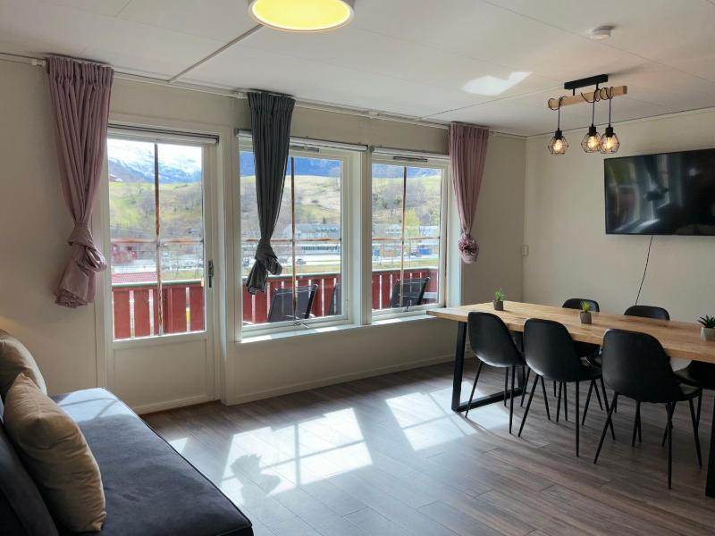 Apartment w/ Balcony (Center) image 4