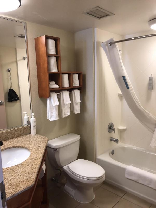 Queen Room with Two Queen Beds - Hearing Access/Non-Smoking image 2