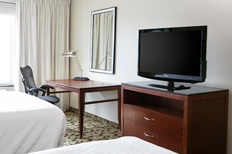 King Room with Roll-In Shower - Mobility Access image 4