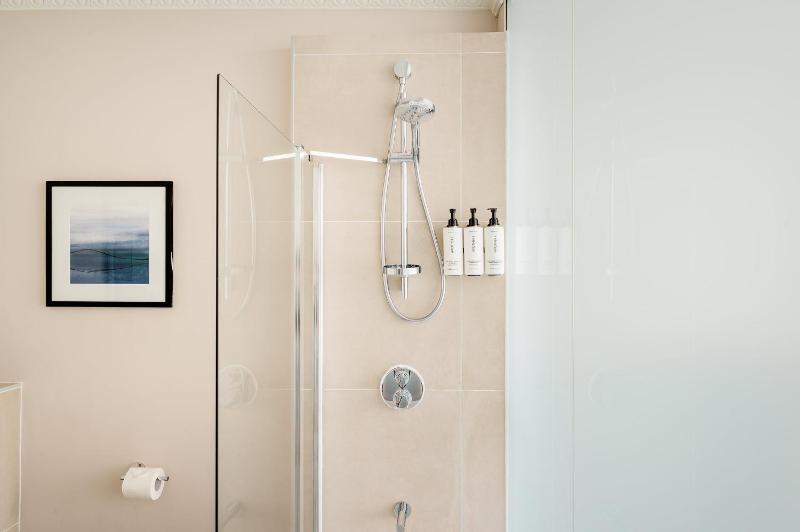 Standard Twin Room image 3