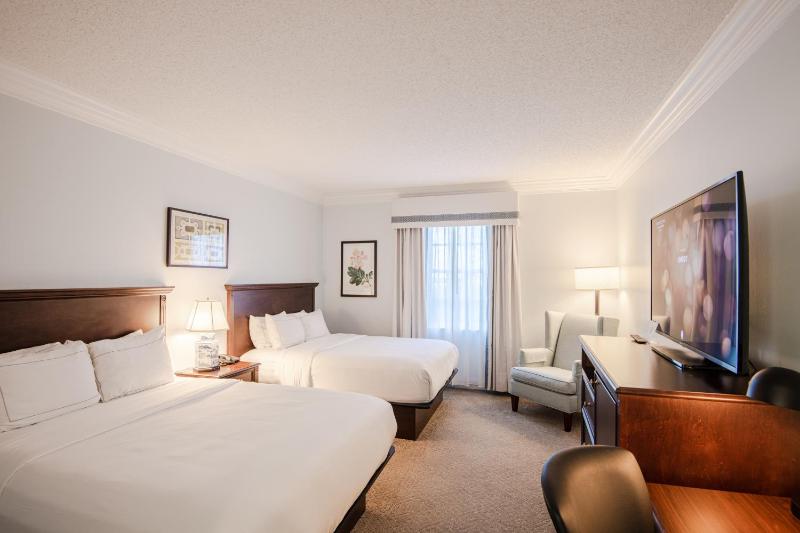 Queen Room with Two Queen Beds image 3