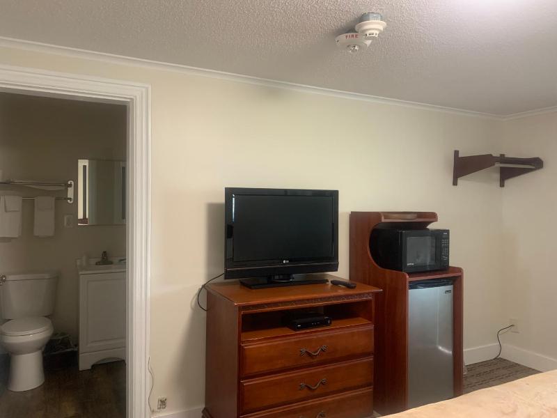 Standard King Room image 3