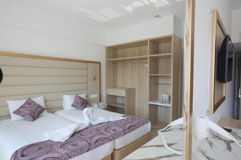 Double or Twin Room with Side Sea View (2 Adults + 1 Child) image 1