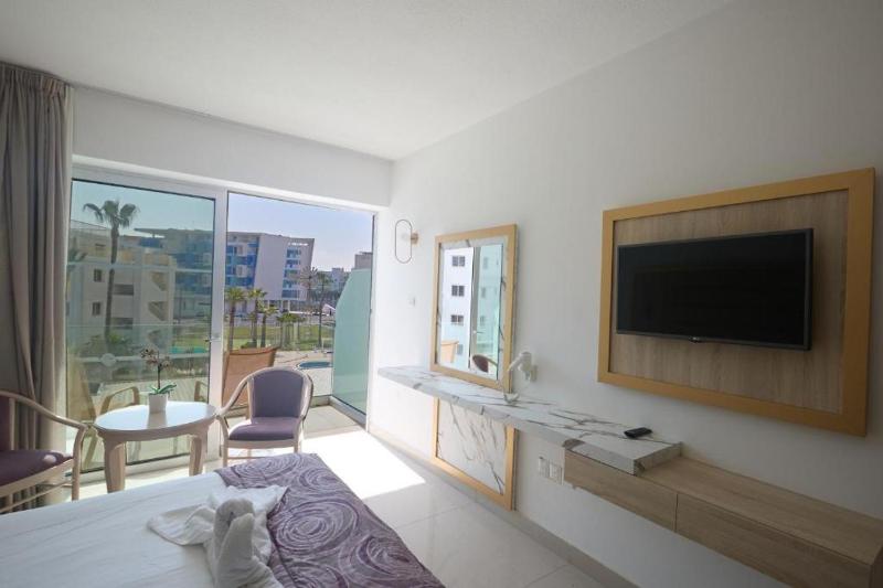 Double or Twin Room with Side Sea View (2 Adults + 1 Child) image 2