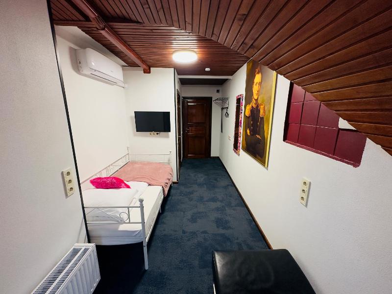 Broken bed hootel - image 27