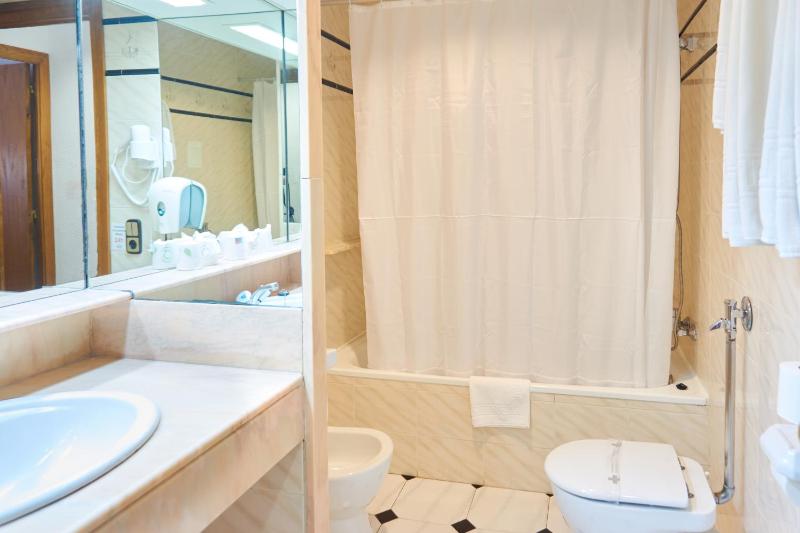 Triple Room (2 Adults + 1 Child) image 3