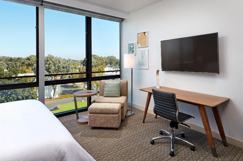 Guest Room, 1 King image 3