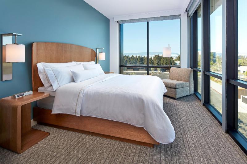 Suite, 1 King, Sofa bed, Corner room image 2