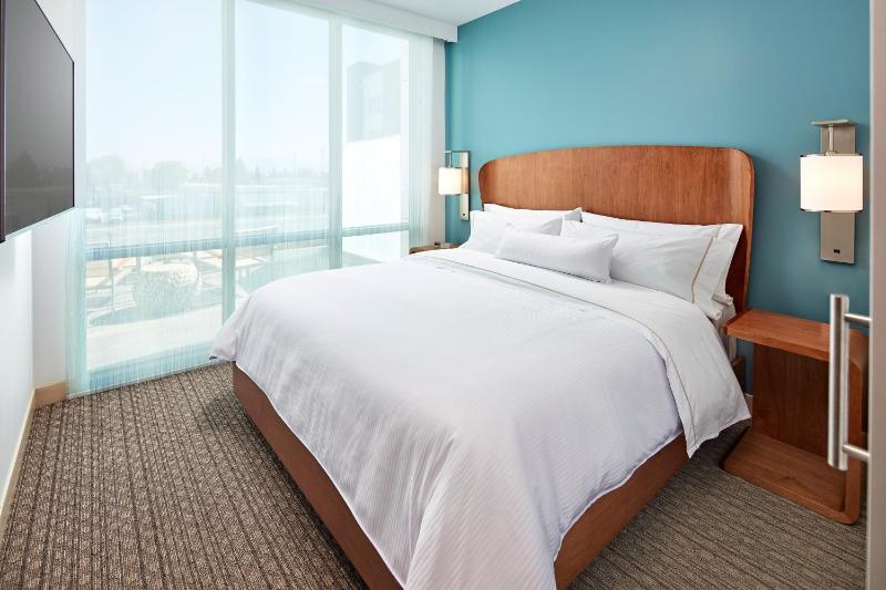 Suite, 1 King, Sofa bed, Balcony image 4