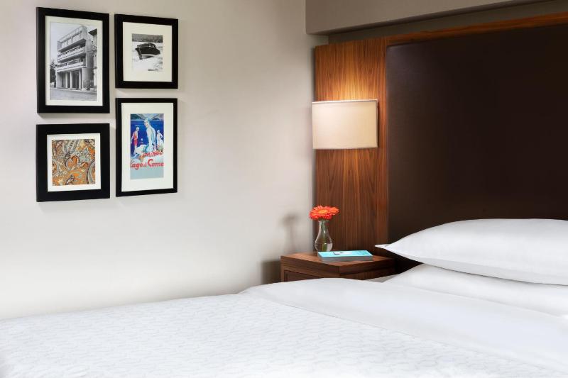 Deluxe King Room image 3