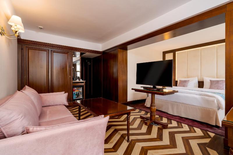 Junior Executive Suite with balcony (Without Air Conditioning) image 4