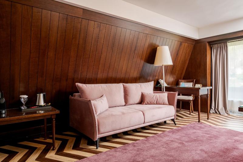 Junior Executive Suite with balcony (Without Air Conditioning) image 2