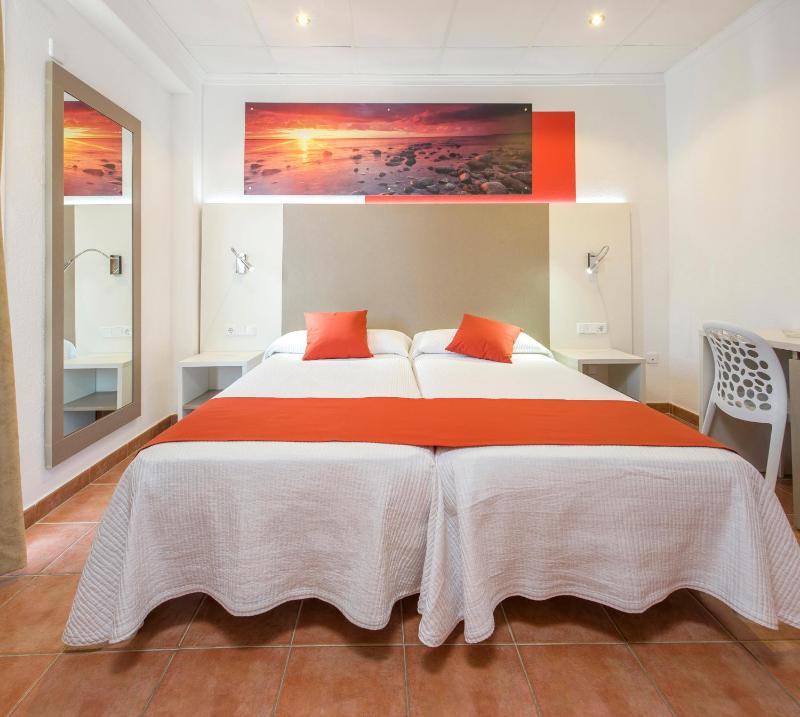 Twin Room with Terrace image 2