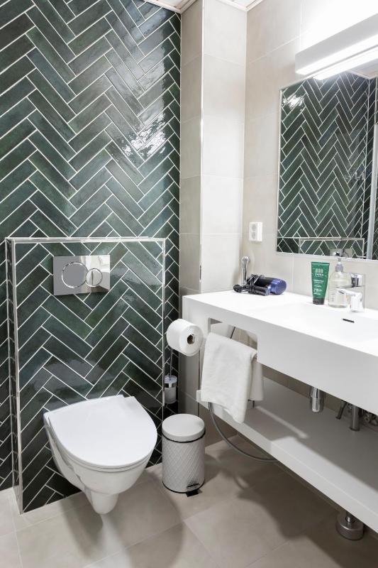 Standard Twin Room image 3