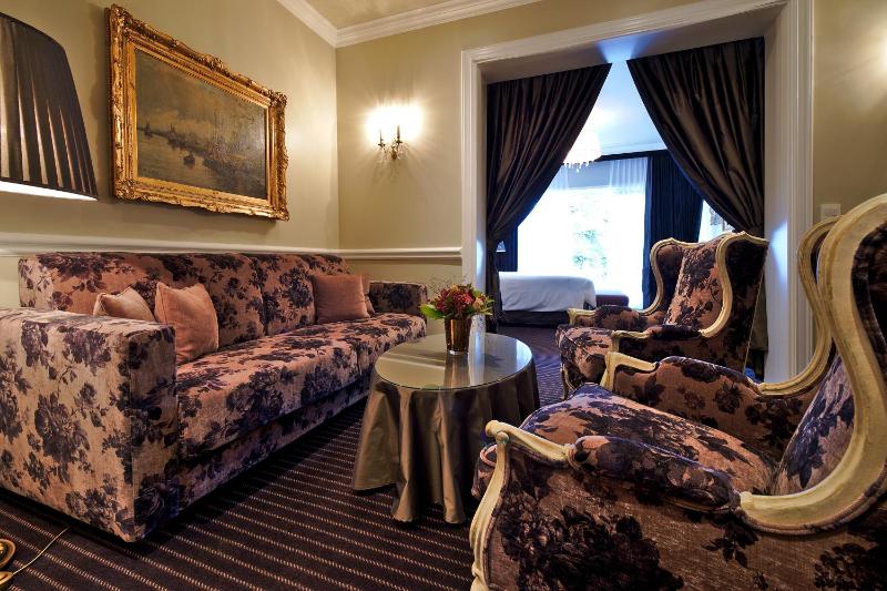 Deluxe Double or Twin Room image 4